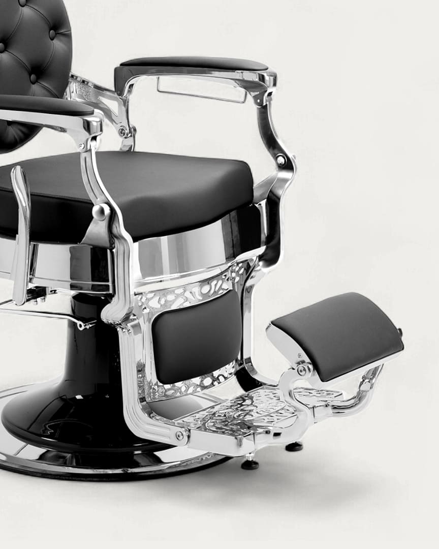 Sillón barbero Mae Silver con tapicería negra y base plateada cromada de la marca Dduueett
