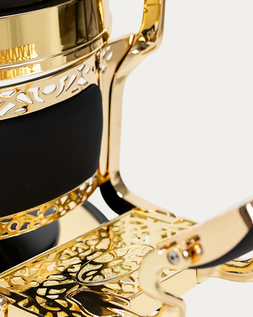 Sillón de barbería Mack Gold tapicería negra y base dorada de la marca Dduueett