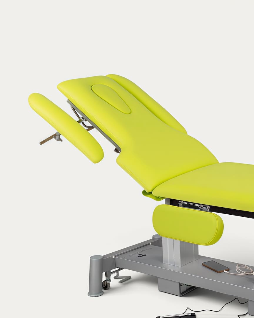 Camilla Ecopostural con reposabrazos eléctrica 3 cuerpos C6886 cabezal