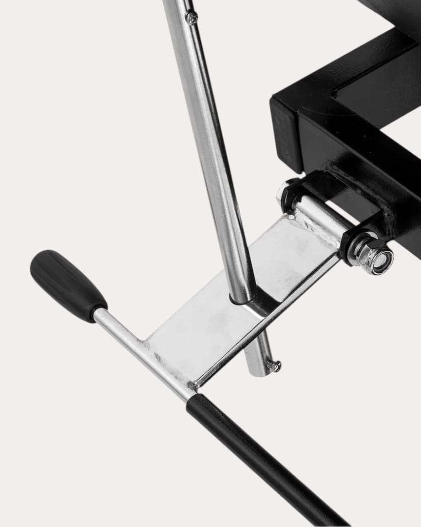 Vista frontal del sillón podológico Sillon 210 negro con perneras separadas mecanismo
