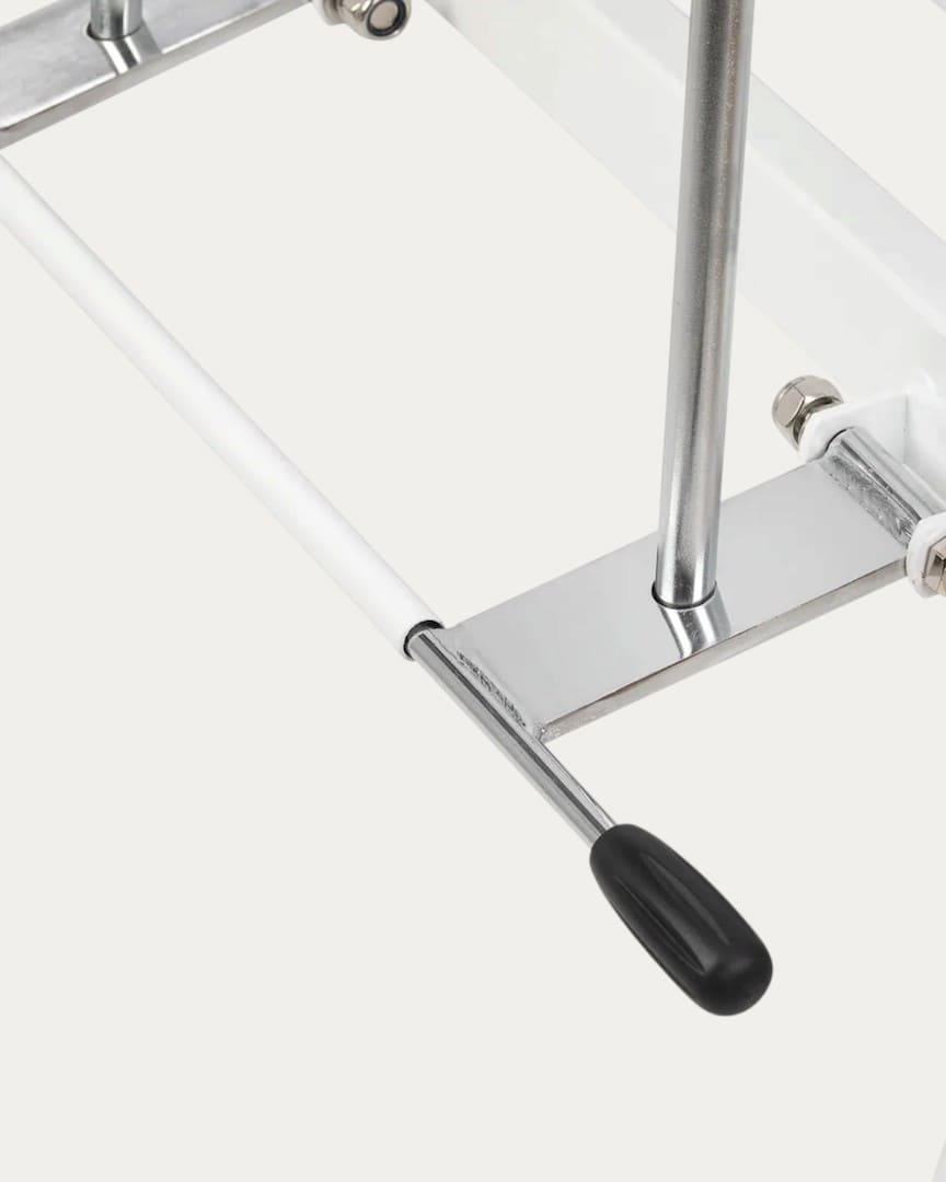 Detalle del mecanismo de regulación manual del sillón podológico Sillon 210