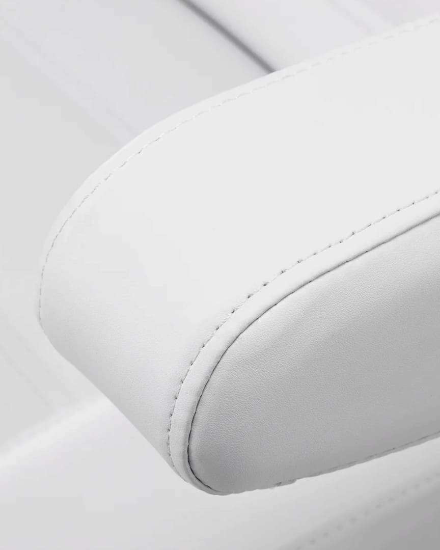 Detalle del reposabrazos acolchado blanco del sillón Azzurro 706