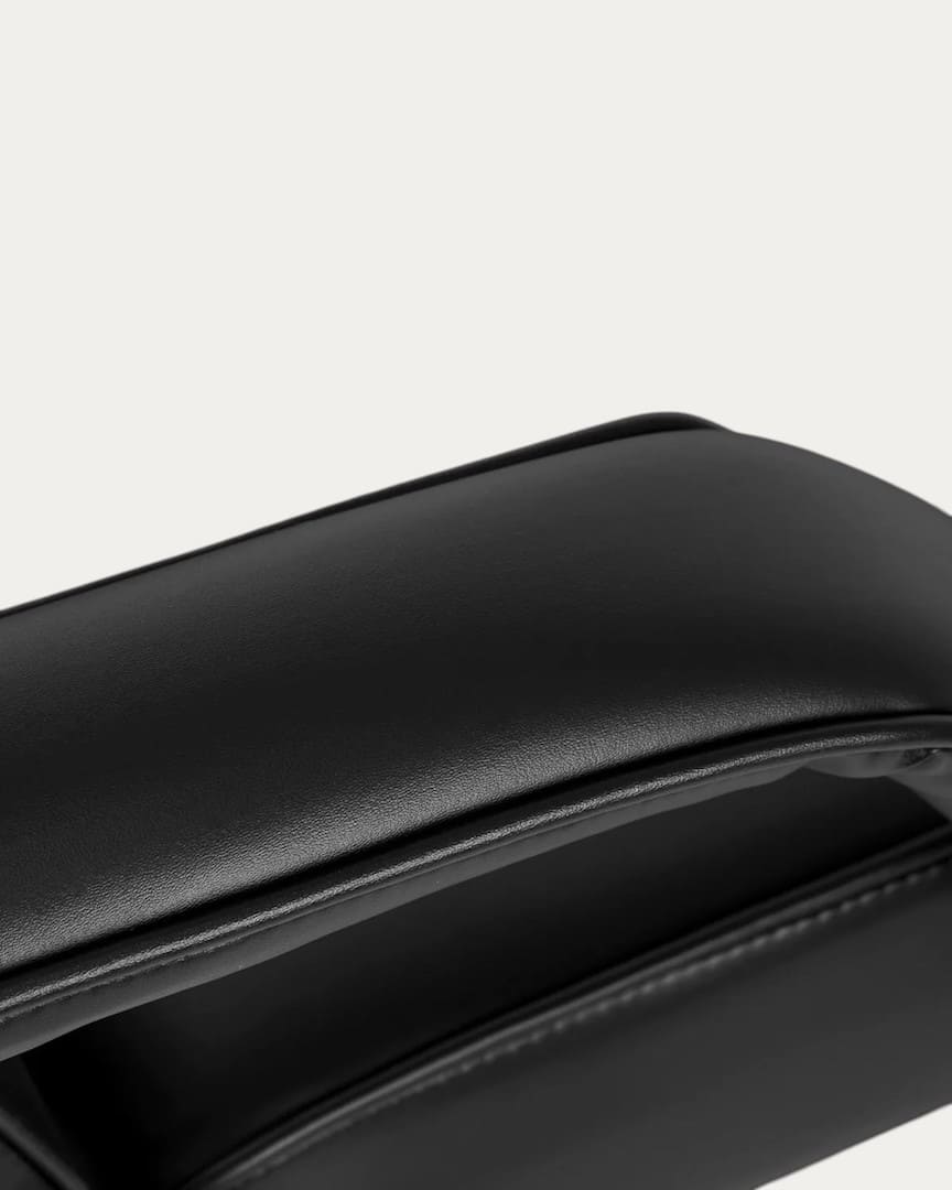 Detalle del reposabrazos negro del sillón Sillon 210 para estética