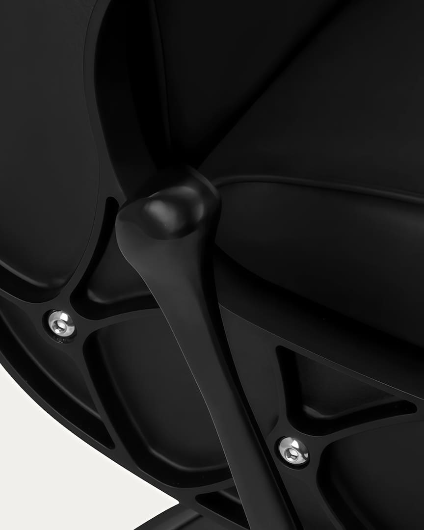 Sillón barbería con tapicería negra Continental Gabbiano altura regulable mediante palanca hidráulica