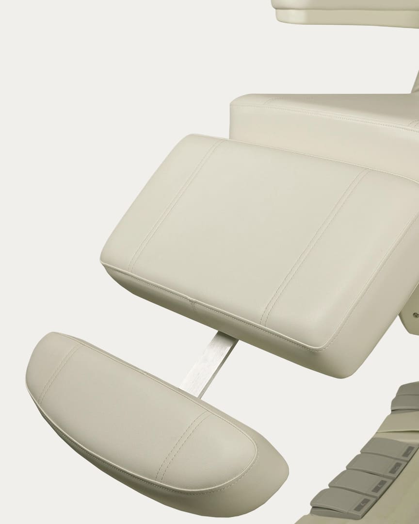 Sillón Gygnus estética eléctrico 4 motores color crema reposapiés