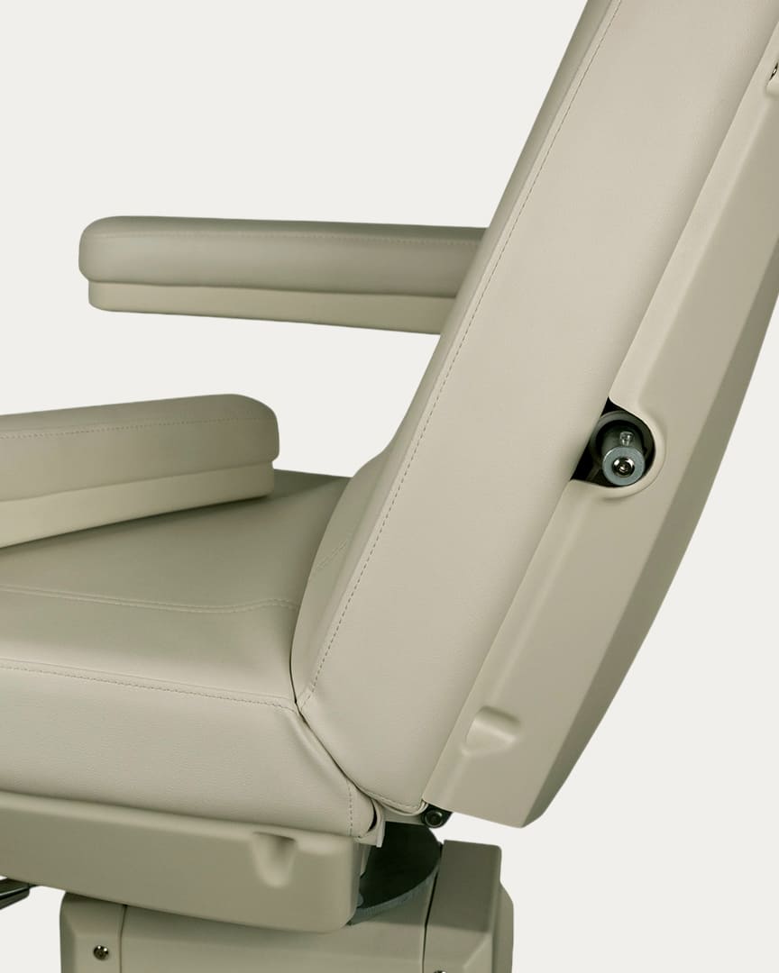Sillón Gygnus estética eléctrico 4 motores color crema apoyabrazos