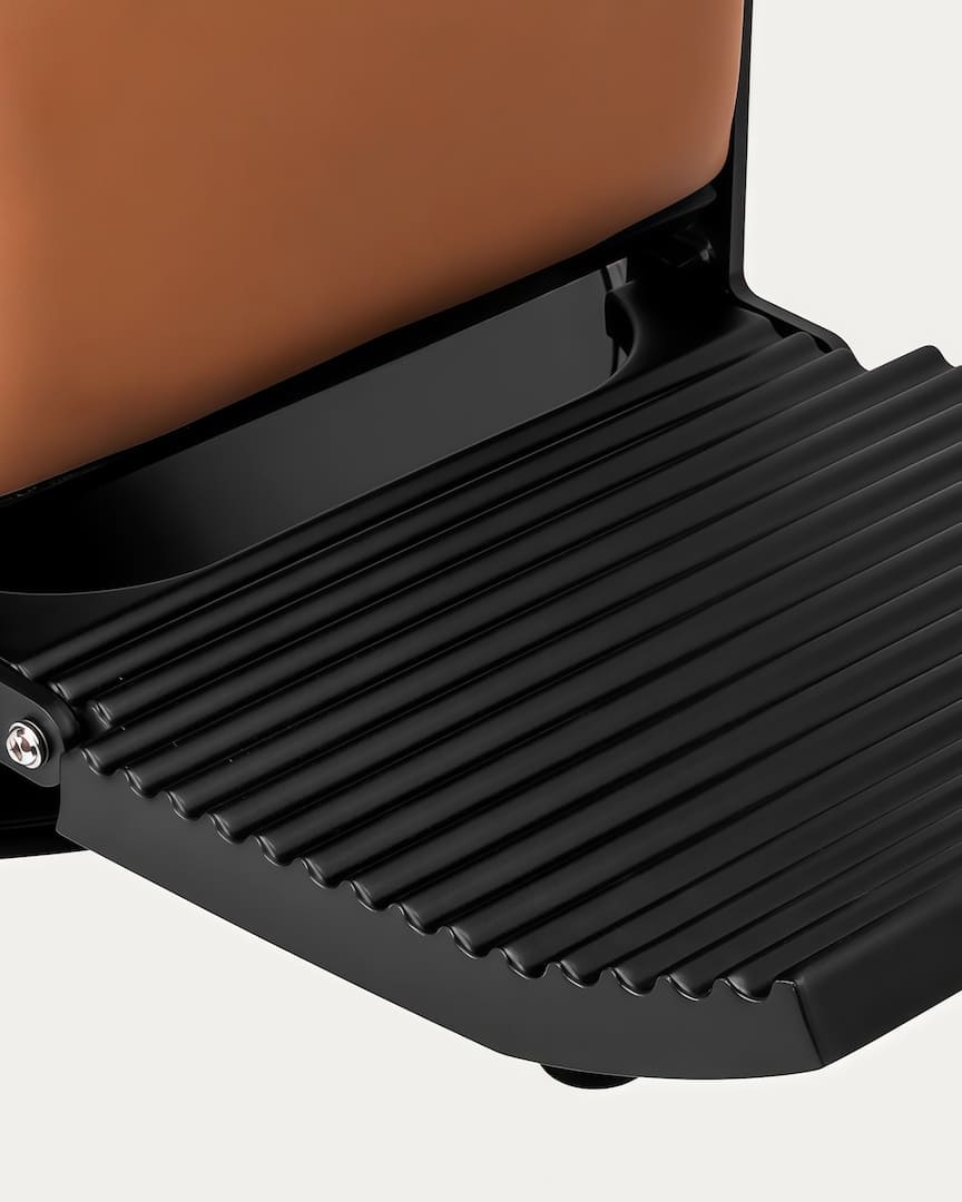 Sillón peluquero marrón claro con líneas Visionerio de Gabbiano reposapiés