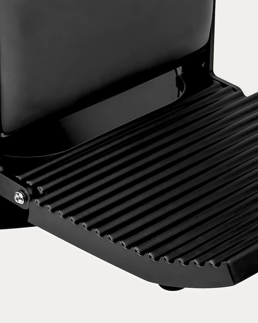 Sillón peluquero negro con líneas Visionerio Gabbiano reposapiés