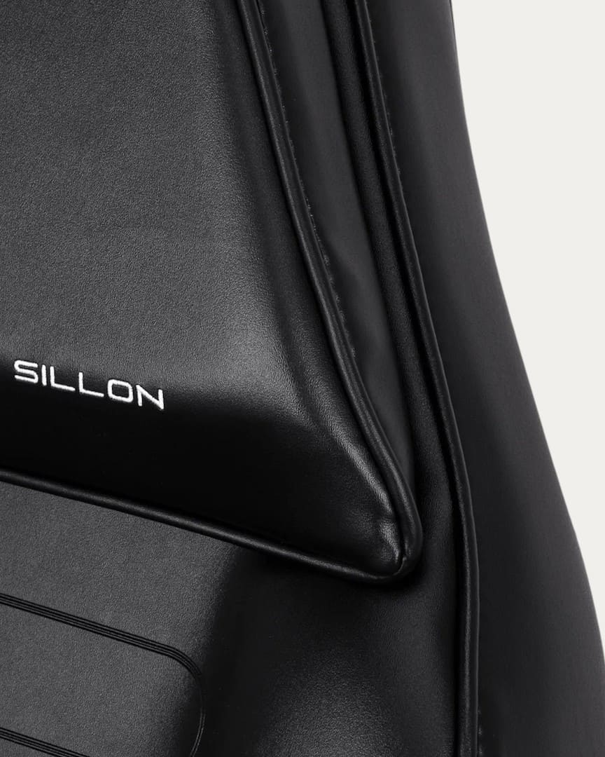Detalle del tapizado negro y marca Sillon en el sillón podológico 210
