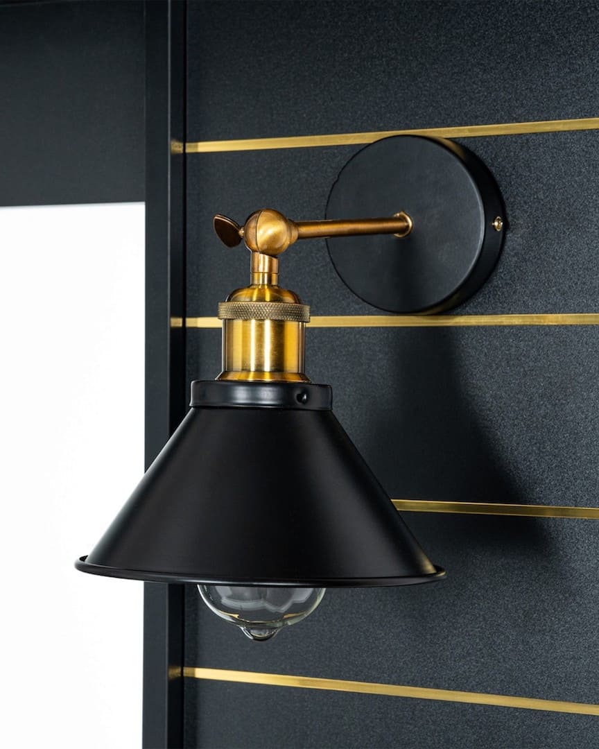 Tocador de barbería dorado y negro con espejo y luz Lunaz de Mirplay lámpara